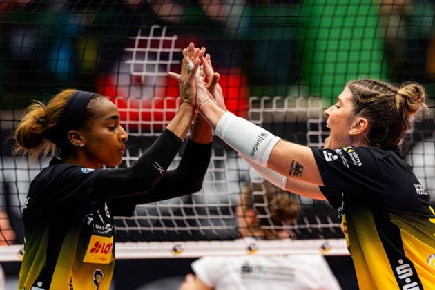10 12 2025, GER, Volleyball, Women, Season 25 26, ZOI DVV Pokal, Semifinal, VfB 91 Suhl Lotto Thueringen Dresdner SC Sanaa Dotson VfB Suhl Lotto Thueringen , Mackenzie Foley VfB Suhl Lotto Thueringen 98527 Suhl Sporthalle Wolfsgrube Thüringen Germany