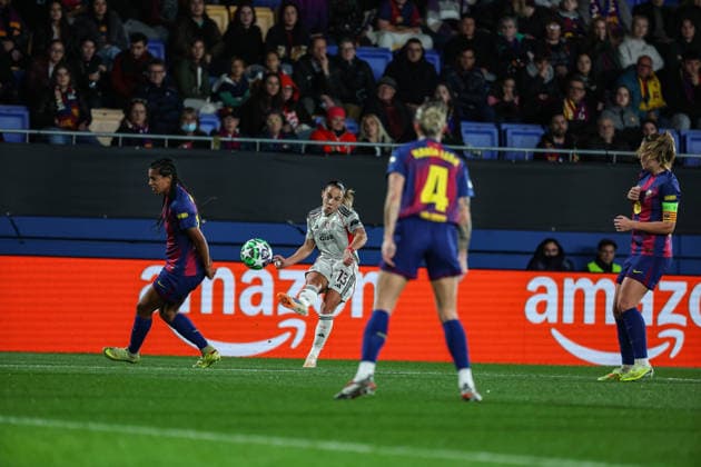 Lucia Alves ( SL Benfica Womens team ) in action during the match between FC Barcelona, Barca Womens team and SL Benfica Womens team, valid for Womens Champions League 2025 2026 at Estadi Johan Cruyff on 10 December 2025. Barcelona Estadi Johan Cruyff Barcelona Portugal Copyright: xIMAGOx xPRIMExSPORTSxIMAGESx xFILIPExOLIVEIRAx