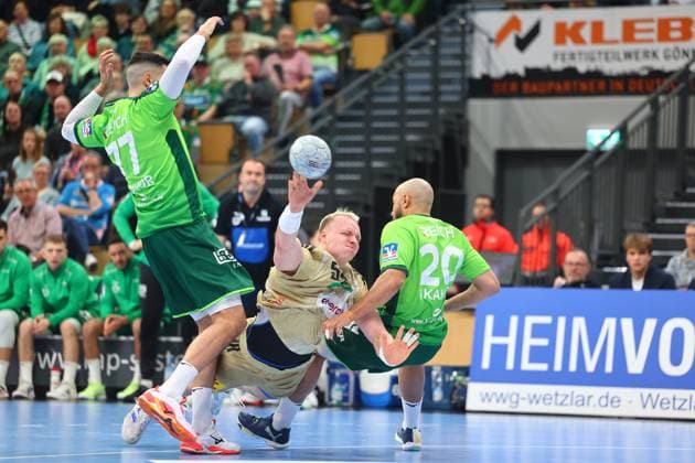 Justus Fischer Hannover Burgdorf in a duel with Stefan Cavor Wetzlar, left and David Cyrill Akakpo Wetzlar HSG Wetzlar vs TSV Hannover Burgdorf, Handball, 1 Bundesliga, 10 12 2025 HSG Wetzlar vs TSV Hannover Burgdorf, Handball, 1 Bundesliga, 10 12 2025 Wetzlar Copyright: xEibner-Pressefotox EP_RWS