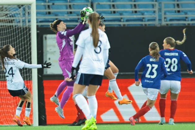 Football, Women s Champions League 2025 2026 Valerenga Paris FC Oslo 20251210 Valerenga s goalkeeper Tove Evelina Enblom during the Women s Champions League football match between Valerenga and Paris FC at Intility Arena Photo Thomas Andersen NTB Oslo Norway EDITORIAL USE ONLY RESTRICTED USE FOR BETTING COMPANIES  Copyright: xThomasxAndersenx xNTBx