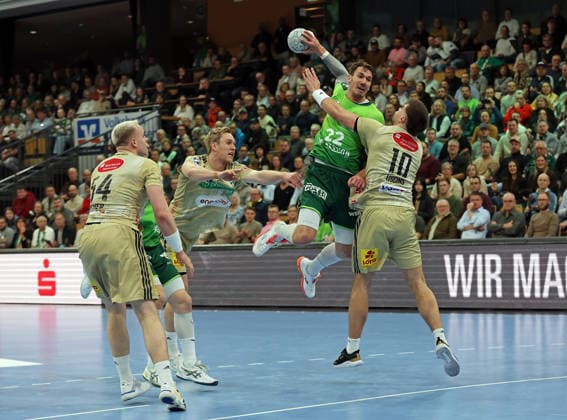 10 12 2025, xovx, Handball Daikin Handball Bundesliga, HSG Wetzlar TSV Hannover Burgdorf v l Justus Fischer TSV Hannover Burgdorf , Marian Michalczik TSV Hannover Burgdorf , Jona Schoch HSG Wetzlar , Renars Uscins TSV Hannover Burgdorf DFL DFB REGULATIONS PROHIBIT ANY USE OF PHOTOGRAPHS as IMAGE SEQUENCES and or QUASI VIDEO Wetzlar Buderus Arena Hessen Germany EN