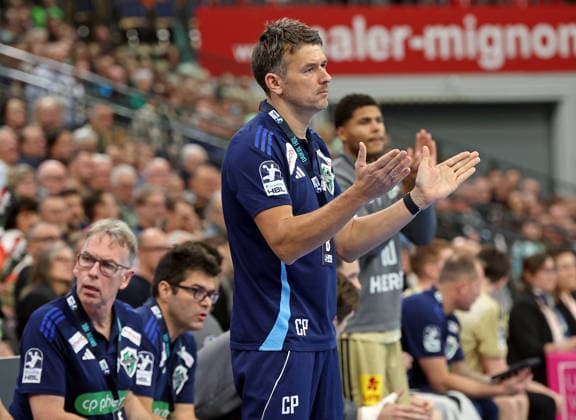 10 12 2025, xovx, Handball Daikin Handball Bundesliga, HSG Wetzlar TSV Hannover Burgdorf Coach Christian Prokop TSV Hannover Burgdorf DFL DFB REGULATIONS PROHIBIT ANY USE OF PHOTOGRAPHS as IMAGE SEQUENCES and or QUASI VIDEO Wetzlar Buderus Arena Hessen Germany EN