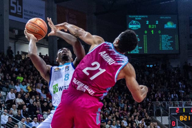 William Christmas Frankfurt Skyliners, 08 vs Joel Sadu Aminu Telekom Baskets Bonn, 21 Telekom Baskets Bonn vs Frankfurt Skyliners, Basketball, easy Credit BBL, 11 Matchday, 2025 2026, 10 12 2025 Telekom Baskets Bonn vs Frankfurt Skyliners, Basketball, easy Credit BBL, 11 Matchday, 2025 2026, 10 12 2025 Bonn Copyright: xEibner-Pressefoto GerhardxWingenderx EP_GWR