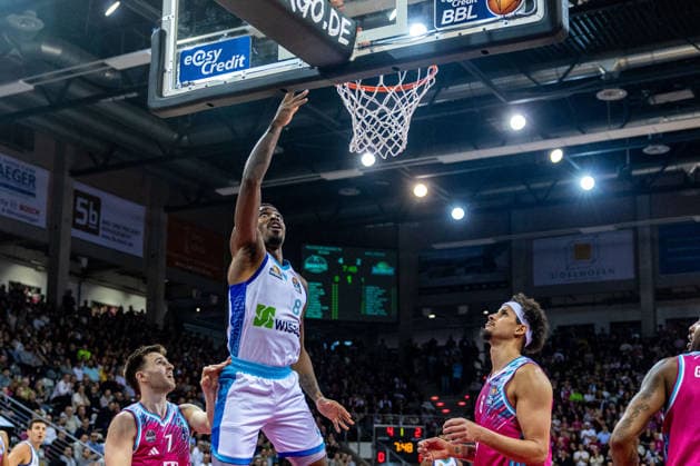 William Christmas Frankfurt Skyliners, 08 taps the ball into the basket, Grayson Murphy Telekom Baskets Bonn, 07 and Michael Kessens Telekom Baskets Bonn, 06 watch Telekom Baskets Bonn vs Frankfurt Skyliners, Basketball, easy Credit BBL, Matchday 11, 2025 2026, 10 12 2025 Telekom Baskets Bonn vs Frankfurt Skyliners, Basketball, easy Credit BBL, Matchday 11, 2025 2026, 10 12 2025 Bonn Copyright: xEibner-Pressefoto GerhardxWingenderx EP_GWR