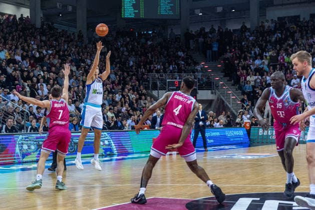 Ryan Hawkins Frankfurt Skyliners, 33 attempting a three-pointer, Grayson Murphy Telekom Baskets Bonn, 07 , Jeff Garrett Jr Telekom Baskets Bonn, 04 , Till Pape Frankfurt Skyliners, 19 , Kur Jongkuch Telekom Baskets Bonn, 15 Telekom Baskets Bonn vs Frankfurt Skyliners, Basketball, easy Credit BBL, Matchday 11, 2025 2026, 10 12 2025 Telekom Baskets Bonn vs Frankfurt Skyliners, Basketball, easy Credit BBL, Matchday 11, 2025 2026, 10 12 2025 Bonn Copyright: xEibner-Pressefoto GerhardxWingenderx EP_GWR