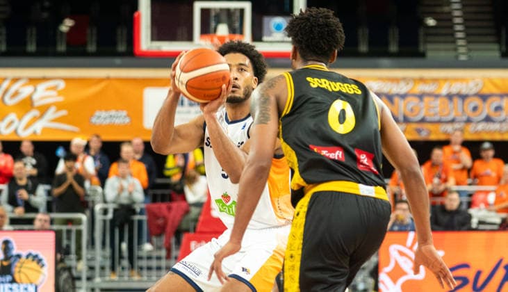 10 12 2025, Basketball, Men, FIBA Europe Cup, Season 2025 26, 2 Group stage, Group K, 1 Matchday, Rostock Seawolves Energa Trefi Sopot DÂ Shawn Schwartz Rostock Seawolves, left against Paul Edwards Scruggs Energa Trefi Sopot, right Rostock Stadthalle Mecklenburg Vorpommern Germany