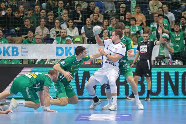 Handball DAIKIN HBL, SC DHfK Leipzig HSV Hamburg 10 12 2025 Andreas Magaard 4, HSV Hamburg in the pincer between Marko Mamic 14, SC DHfK Leipzig and Matej Klima 13, SC DHfK Leipzig Handball, DAIKIN HBL, 1 Bundesliga, Season 2025 2026, 16 Matchday SC DHfK Leipzig vs Handball Sport Verein Hamburg on 10 12 2025 at Quarterback Immobilien Arena Leipzig Copyright: xBEAUTIFULxSPORTS JanxKaeferx