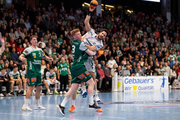 Ymir GISLASON FRISCH AUF Goeppingen, 33 , Tim SUTON TBV Lemgo Lippe, 23 GER, FRISCH AUF Goeppingen vs TBV Lemgo, Handball, Bundesliga, Matchday 16, Season 2025 2026, 10 12 2025, GER, FRISCH AUF Goeppingen vs TBV Lemgo, Handball, Bundesliga, Matchday 16, Season 2025 2026, 10 12 2025, Goeppingen Copyright: xEibnerxPressefoto OliverxSchmidtx EP_OST