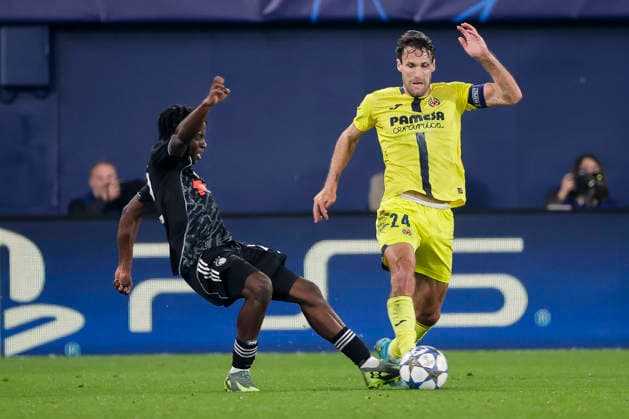 Villarreal CF v F.C. Copenhagen - UEFA Champions League 2025 26 League Phase MD6 Yoram Zague of F.C. Copenhagen and Alberto Moleiro of Villarreal CF play during the UEFA Champions League match between Villarreal CF and F.C. Copenhagen at La Ceramica Stadium in Villarreal, Spain, on December 10, 2025. Villarreal Spain  Copyright: xJosexMiguelxFernandezx originalFilename:fernandezdevelascosanz-villarre251210_npfwV.jpg