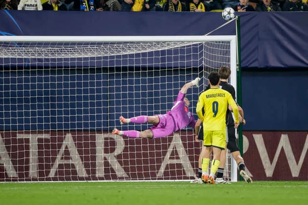 Villarreal CF v F.C. Copenhagen - UEFA Champions League 2025 26 League Phase MD6 Dominik Kotarski of F.C. Copenhagen plays during the UEFA Champions League match between Villarreal CF and F.C. Copenhagen at La Ceramica Stadium in Villarreal, Spain, on December 10, 2025. Villarreal Spain  Copyright: xJosexMiguelxFernandezx originalFilename:fernandezdevelascosanz-villarre251210_npz4I.jpg