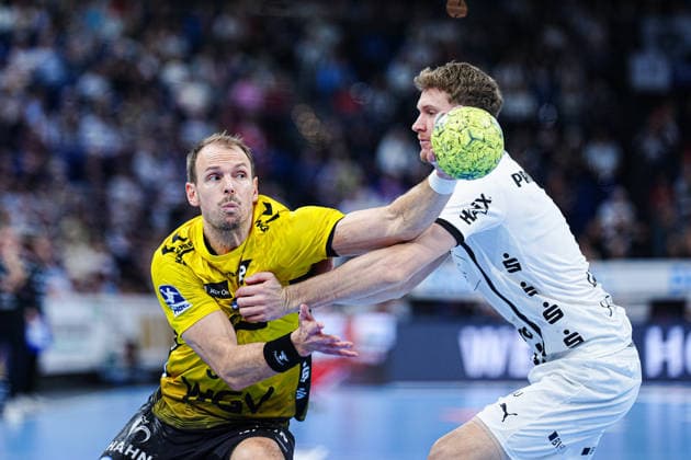 Kai Haefner TVB Stuttgart, 34 , Magnus Landin THW Kiel, 07 GER, THW Kiel vs TVB Stuttgart, Handball, 1 Bundesliga, Matchday 16, Season 2025 2026, 10 12 2025 GER, THW Kiel vs TVB Stuttgart, Handball, 1 Bundesliga, Matchday 16, Season 2025 2026, 10 12 2025 Kiel Copyright: xEibner-Pressefoto MarcelxvonxFehrnx EP_MFN