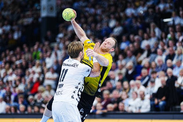 Petter Oeverby THW Kiel, 11 , Lenny Rubin TVB Stuttgart, 44 GER, THW Kiel vs TVB Stuttgart, Handball, 1 Bundesliga, Matchday 16, Season 2025 2026, 10 12 2025 GER, THW Kiel vs TVB Stuttgart, Handball, 1 Bundesliga, Matchday 16, Season 2025 2026, 10 12 2025 Kiel Copyright: xEibner-Pressefoto MarcelxvonxFehrnx EP_MFN