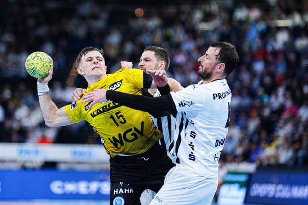 Simone Mengon TVB Stuttgart, 15 , Hendrik Pekeler THW Kiel, 61 , Domagoj Duvnjak THW Kiel, 04 GER, THW Kiel vs TVB Stuttgart, Handball, 1 Bundesliga, Matchday 16, Season 2025 2026, 10 12 2025 GER, THW Kiel vs TVB Stuttgart, Handball, 1 Bundesliga, Matchday 16, Season 2025 2026, 10 12 2025 Kiel Copyright: xEibner-Pressefoto MarcelxvonxFehrnx EP_MFN