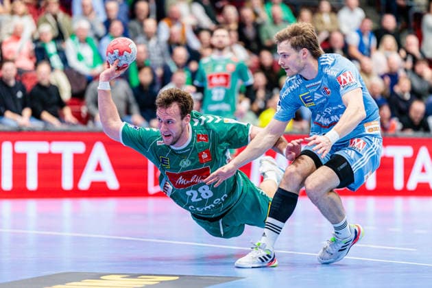 f l Tom Bergner GWD Minden, 28 , Christopher Bissel HC Erlangen, 21 GER, GWD Minden vs HC Erlangen, Handball, 1 Bundesliga, Matchday 16, Season 2025 2026, 10 12 2025 GER, GWD Minden vs HC Erlangen, Handball, 1 Bundesliga, Matchday 16, Season 2025 2026, 10 12 2025 Luebbecke Copyright: xEibner-Pressefoto JanxRollingerx EP_JSK