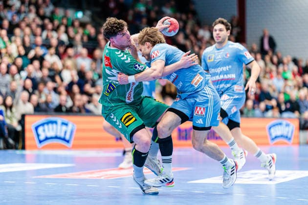 v l Philipp Vorlicek GWD Minden, 22 , Christopher Bissel HC Erlangen, 21 GER, GWD Minden vs HC Erlangen, Handball, 1 Bundesliga, Matchday 16, Season 2025 2026, 10 12 2025 GER, GWD Minden vs HC Erlangen, Handball, 1 Bundesliga, Matchday 16, Season 2025 2026, 10 12 2025 Luebbecke Copyright: xEibner-Pressefoto JanxRollingerx EP_JSK