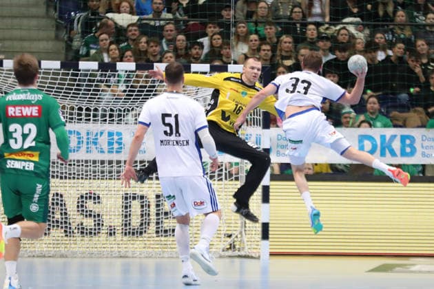 Handball DAIKIN HBL, SC DHfK Leipzig HSV Hamburg 10 12 2025 Moritz Sauter 33, HSV Hamburg throws against goalkeeper Tomas Mrkva 16, SC DHfK Leipzig Handball, DAIKIN HBL, 1 Bundesliga, Season 2025 2026, Matchday 16 SC DHfK Leipzig vs Handball Sport Verein Hamburg on 10 12 2025 at Quarterback Immobilien Arena Leipzig Copyright: xBEAUTIFULxSPORTS JanxKaeferx