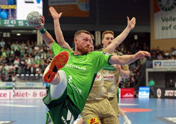 10 12 2025, xovx, Handball Daikin Handball Bundesliga, HSG Wetzlar TSV Hannover Burgdorf v l Nikola Grahovac HSG Wetzlar , August Baskar Pedersen TSV Hannover Burgdorf , Lukas Stutzke TSV Hannover Burgdorf DFL DFB REGULATIONS PROHIBIT ANY USE OF PHOTOGRAPHS as IMAGE SEQUENCES and or QUASI VIDEO Wetzlar Buderus Arena Hessen Germany EN