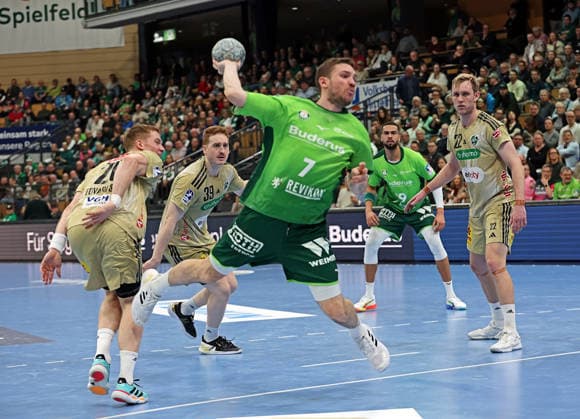 10 12 2025, xovx, Handball Daikin Handball Bundesliga, HSG Wetzlar TSV Hannover Burgdorf v l Jonathan Edvardsson TSV Hannover Burgdorf , Lukas Stutzke TSV Hannover Burgdorf , Dominik Mappes HSG Wetzlar , Philipp Ahouansou HSG Wetzlar , Marian Michalczik TSV Hannover Burgdorf DFL DFB REGULATIONS PROHIBIT ANY USE OF PHOTOGRAPHS as IMAGE SEQUENCES and or QUASI VIDEO Wetzlar Buderus Arena Hessen Germany EN
