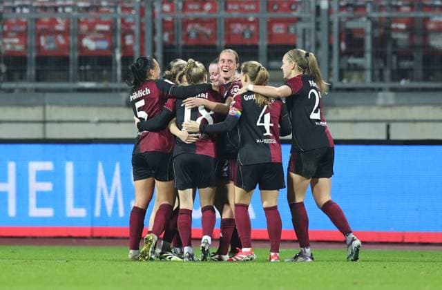10 12 2025 Soccer Season 2025 2026 1 Womens Soccer Bundesliga 11 Matchday 1 FC Nürnberg FCN Club SG Eintracht Frankfurt SGE Sportfoto Zink DaMa xdaxmax Jubel Freude Torjubel nach Tor zum 3 1 Nastassja Lein 24, 1 FC Nürnberg FCN und Mannschaft Team Team jubiliert freut sich Torschütze Nastassja Lein 24, 1 FC Nürnberg FCN