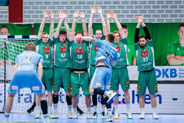 Viggo Kristjansson HC Erlangen, 73 takes the last free throw against the defense of GWD Minden GER, GWD Minden vs HC Erlangen, Handball, 1 Bundesliga, Matchday 16, Season 2025 2026, 10 12 2025 GER, GWD Minden vs HC Erlangen, Handball, 1 Bundesliga, Matchday 16, Season 2025 2026, 10 12 2025 Luebbecke Copyright: xEibner-Pressefoto JanxRollingerx EP_JSK