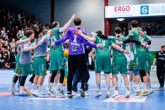 The GWD Minden team celebrates after 30 29 victory GER, GWD Minden vs HC Erlangen, Handball, 1 Bundesliga, Matchday 16, Season 2025 2026, 10 12 2025 GER, GWD Minden vs HC Erlangen, Handball, 1 Bundesliga, Matchday 16, Season 2025 2026, 10 12 2025 Luebbecke Copyright: xEibner-Pressefoto JanxRollingerx EP_JSK