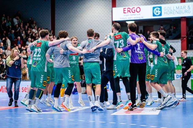The GWD Minden team celebrates after 30 29 victory GER, GWD Minden vs HC Erlangen, Handball, 1 Bundesliga, Matchday 16, Season 2025 2026, 10 12 2025 GER, GWD Minden vs HC Erlangen, Handball, 1 Bundesliga, Matchday 16, Season 2025 2026, 10 12 2025 Luebbecke Copyright: xEibner-Pressefoto JanxRollingerx EP_JSK