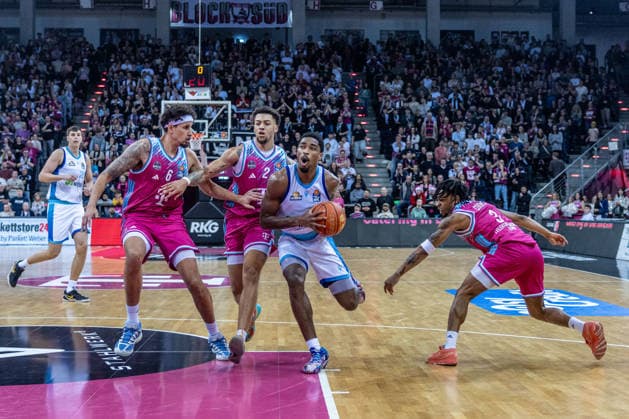 William Christmas Frankfurt Skyliners, 08 prevails against Alijah Comithier Telekom Baskets Bonn, 02 , Michael Kessens Telekom Baskets Bonn, 06 , Zach Cooks Telekom Baskets Bonn, 03 Telekom Baskets Bonn vs Frankfurt Skyliners, Basketball, easy Credit BBL, 11 Matchday, 2025 2026, 10 12 2025 Telekom Baskets Bonn vs Frankfurt Skyliners, Basketball, easy Credit BBL, 11 Matchday, 2025 2026, 10 12 2025 Bonn Copyright: xEibner-Pressefoto GerhardxWingenderx EP_GWR