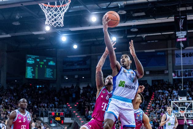 William Christmas Frankfurt Skyliners, 08 vs Michael Kessens Telekom Baskets Bonn, 06 , Tylan Birts Telekom Baskets Bonn, 05 , watches Telekom Baskets Bonn vs Frankfurt Skyliners, Basketball, easy Credit BBL, 11 Matchday, 2025 2026, 10 12 2025 Telekom Baskets Bonn vs Frankfurt Skyliners, Basketball, easy Credit BBL, 11 Matchday, 2025 2026, 10 12 2025 Bonn Copyright: xEibner-Pressefoto GerhardxWingenderx EP_GWR