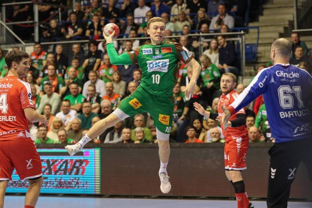 10 12 2025, xgox, Handball Daikin HBL SC Magdeburg MT Melsungen emspor, v l Gisli Thorgeir Kristjansson Magdeburg, 10 throws goal, Torschuetze, scores goal, Treffer, scores the goal Magdeburg