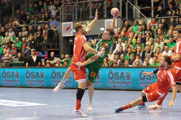 10 12 2025, xgox, Handball Daikin HBL SC Magdeburg MT Melsungen emspor, v l David Mandic Melsungen, 7 , Felix Claar Magdeburg, 7 duel, duel, fight, tackle Magdeburg