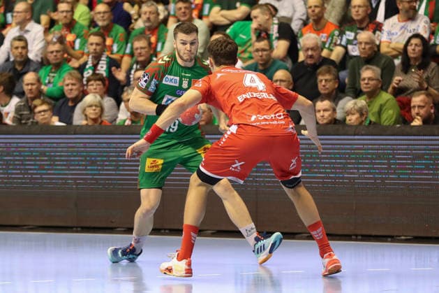 10 12 2025, xgox, Handball Daikin HBL SC Magdeburg MT Melsungen emspor, v l Elvar Oern Jonsson Magdeburg, 19 , Nikolaj Enderleit Melsungen, 4 duel, duel, fight, tackle Magdeburg