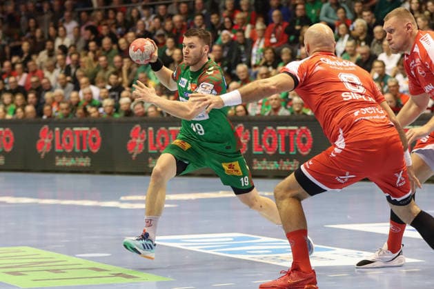 10 12 2025, xgox, Handball Daikin HBL SC Magdeburg MT Melsungen emspor, v l Elvar Oern Jonsson Magdeburg, 19 am Ball, plays the ball Magdeburg