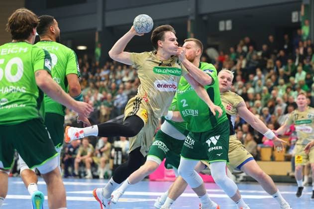 Goal throw by Leif Tissier Hannover Burgdorf in a duel with Nikola Grahovac Wetzlar HSG Wetzlar vs TSV Hannover Burgdorf, Handball, 1 Bundesliga, 10 12 2025 HSG Wetzlar vs TSV Hannover Burgdorf, Handball, 1 Bundesliga, 10 12 2025 Wetzlar Copyright: xEibner-Pressefotox EP_RWS