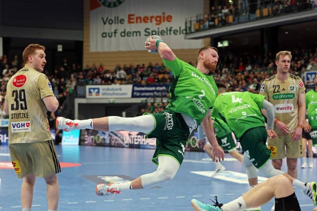 10 12 2025, xovx, Handball Daikin Handball Bundesliga, HSG Wetzlar TSV Hannover Burgdorf v l Lukas Stutzke TSV Hannover Burgdorf , Nikola Grahovac HSG Wetzlar , Filip Vistorop HSG Wetzlar , Marian Michalczik TSV Hannover Burgdorf DFL DFB REGULATIONS PROHIBIT ANY USE OF PHOTOGRAPHS as IMAGE SEQUENCES and or QUASI VIDEO Wetzlar Buderus Arena Hessen Germany EN