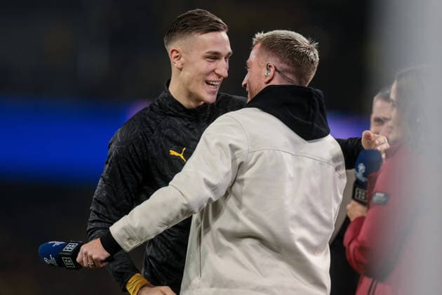 10 12 2025, Football, Season 2025 2026, UEFA Champions League, Matchday 6, Borussia Dortmund FK Bodo Glimt, f l Nico Schlotterbeck Borussia Dortmund hugs Marco Reus LA Galaxy , Dortmund Signal Iduna Park NRW Germany xRHR PHOTO DEx Copyright: DennisxEwert RHR-FOTOx RHR-FOTO DE