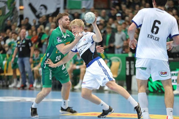 Handball DAIKIN HBL, SC DHfK Leipzig HSV Hamburg 10 12 2025 Frederik Bo Andersen 21, HSV Hamburg is grabbed by William Bogojevic 20, SC DHfK Leipzig Handball, DAIKIN HBL, 1 Bundesliga, Season 2025 2026, 16 Matchday SC DHfK Leipzig vs Handball Sport Verein Hamburg on 10 12 2025 at Quarterback Immobilien Arena Leipzig Copyright: xBEAUTIFULxSPORTS JanxKaeferx