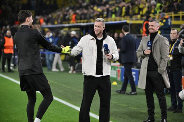 Goalkeeper Gregor Kobel Borussia Dortmund welcomes Marco Reus 10 12 2025, Football, UEFA Champions League 2025 2026, Matchday 6, Borussia Dortmund FK Bodö Glimt UEFA regulations prohibit any use of photographs as image sequences and or quasi video Dortmund Signal Iduna Park Nordrhein Westfalen Germany Team2