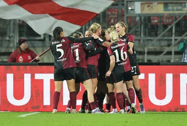 10 12 2025 Soccer Season 2025 2026 1 Women Soccer Bundesliga 11 Matchday 1 FC Nürnberg FCN Club SG Eintracht Frankfurt SGE Sportfoto Zink DaMa xdaxmax Jubel Freude Torjubel nach Tor zum 4 1 Jacqueline Baumgärtel Baumgaertel 20, 1 FC Nürnberg FCN und Mannschaft Team jubelt freue sich Torschütze Jacqueline Baumgärtel Baumgaertel 20, 1 FC Nürnberg FCN
