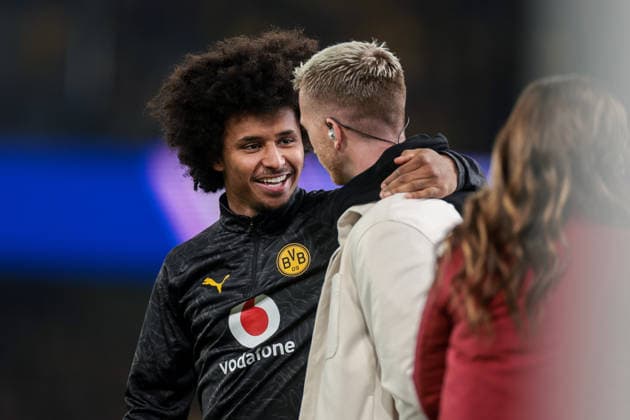 10 12 2025, Football, Season 2025 2026, UEFA Champions League, Matchday 6, Borussia Dortmund FK Bodo Glimt, v l Karim Adeyemi Borussia Dortmund hugs Marco Reus LA Galaxy , Dortmund Signal Iduna Park NRW Germany xRHR PHOTO DEx Copyright: DennisxEwert RHR-FOTOx RHR-FOTO DE