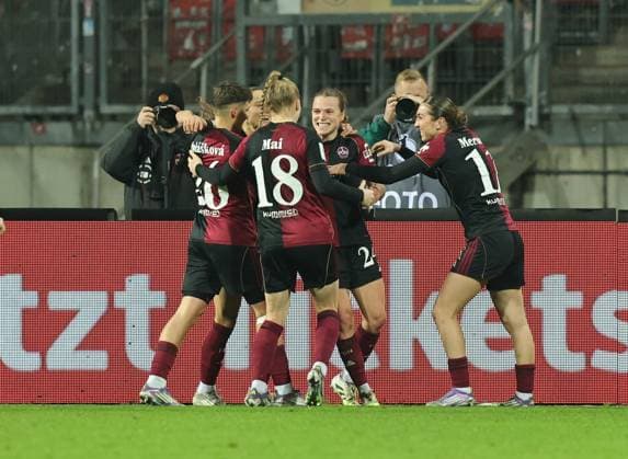 10 12 2025 Soccer Season 2025 2026 1 Womens Soccer Bundesliga 11 Matchday 1 FC Nürnberg FCN Club SG Eintracht Frankfurt SGE Sportfoto Zink DaMa xdaxmax Jubel Freude Torjubel nach Tor zum 5 2 Nastassja Lein 24, 1 FC Nürnberg FCN und Mannschaft Team Team jubiliert freut sich Torschütze Nastassja Lein 24, 1 FC Nürnberg FCN