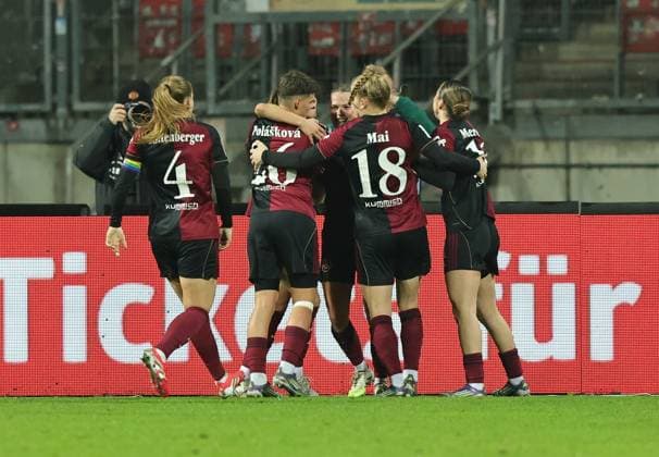 10 12 2025 Soccer Season 2025 2026 1 Womens Soccer Bundesliga 11 Matchday 1 FC Nürnberg FCN Club SG Eintracht Frankfurt SGE Sportfoto Zink DaMa xdaxmax Jubel Freude Torjubel nach Tor zum 5 2 Nastassja Lein 24, 1 FC Nürnberg FCN und Mannschaft Team Team jubiliert freut sich Torschütze Nastassja Lein 24, 1 FC Nürnberg FCN