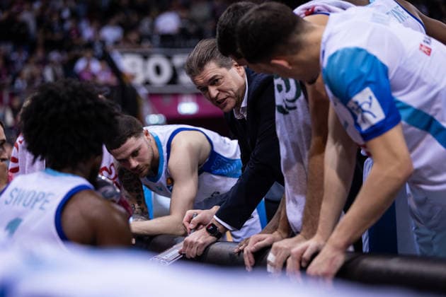 easyCredit Basketball Bundesliga, Telekom Baskets Bonn vs Frankfurt Skyliners, 10 12 2025 Klaus Perwas SKYLINERS FRANKFURT Head Coach during timeout easyCredit Basketball Bundesliga, Telekom Baskets Bonn vs Frankfurt Skyliners, 10 12 2025, Telekom Dome Bonn Copyright: xBEAUTIFULxSPORTS Derixx