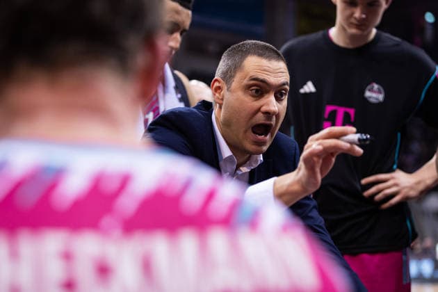 easyCredit Basketball Bundesliga, Telekom Baskets Bonn vs Frankfurt Skyliners, 10 12 2025 Marko Stankovic Telekom Baskets Bonn Head Coach during timeout easyCredit Basketball Bundesliga, Telekom Baskets Bonn vs Frankfurt Skyliners, 10 12 2025, Telekom Dome Bonn Copyright: xBEAUTIFULxSPORTS Derixx