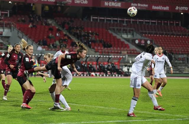 10 12 2025 Soccer Season 2025 2026 1 Womens Soccer Bundesliga 11 Matchday 1 FC Nuremberg FCN Club SG Eintracht Frankfurt SGE Sportfoto Zink DaMa xdaxmax Julia Pollak 22, 1 FC Nuremberg FCN with header