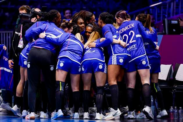 team of France form a huddle Denmark v France, Quarter finals - 27th IHF Women s Handball World Championship, WM, Weltmeisterschaft Denmark v France, Ahoy, December 10, 2025, Rotterdam, Netherlands.