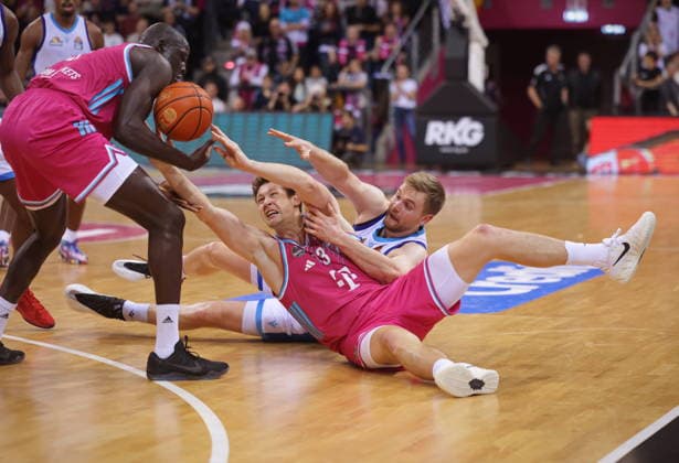On the floor Patrick Heckmann Telekom Baskets Bonn vs Till Pape SKYLINERS Frankfurt 11 Speiltag Saison 2025 26