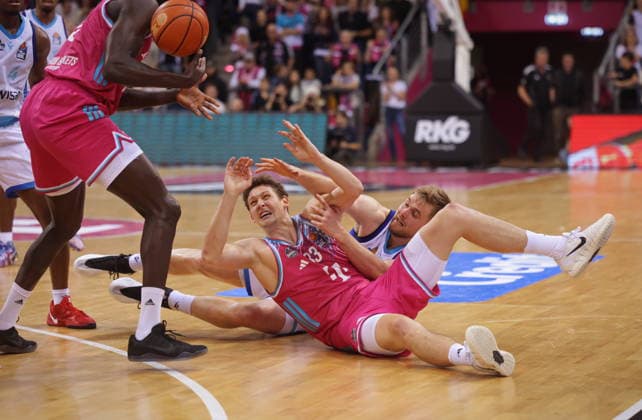 On the floor Patrick Heckmann Telekom Baskets Bonn vs Till Pape SKYLINERS Frankfurt 11 Speiltag Saison 2025 26
