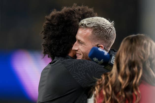 10 12 2025, Football, Season 2025 2026, UEFA Champions League, Matchday 6, Borussia Dortmund FK Bodo Glimt, v l Karim Adeyemi Borussia Dortmund hugs Marco Reus LA Galaxy , Dortmund Signal Iduna Park NRW Germany xRHR PHOTO DEx Copyright: DennisxEwert RHR-FOTOx RHR-FOTO DE