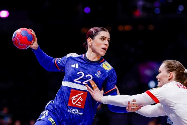 Tamara Horacek of France throw the ball under pressure from Anne Mette Hansen of Denmark Denmark v France, Quarter finals - 27th IHF Women s Handball World Championship, WM, Weltmeisterschaft Denmark v France, Ahoy, December 10, 2025, Rotterdam, Netherlands.