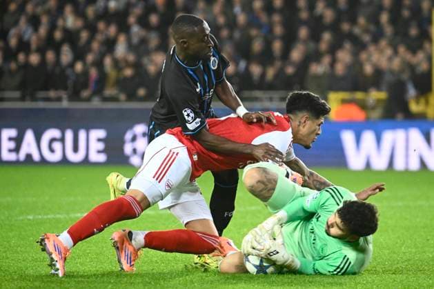 Club Brugge v Arsenal - UEFA Champions League BRUGGE, BELGIUM - DECEMBER 10 : Forbs Carlos forward of Club Brugge, Raya David goalkeeper of Arsenal, Hincapie Piero defender of Arsenal during the UEFA Champions League 2025 26 League Phase MD6 match between Club Brugge and Arsenal on December 10, 2025 in Brugge, Belgium, 10 12 2025 Brugge Belgium  Copyright: xPeterxDexVoechtx